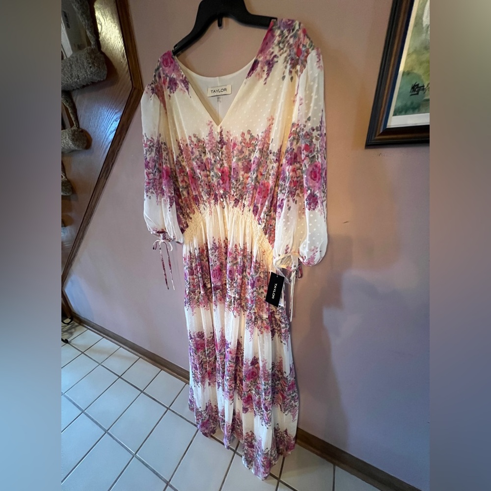 Gorgeous floral maxi dress by Taylor. New With Tags, absolutely beautiful! - Picture 5 of 11